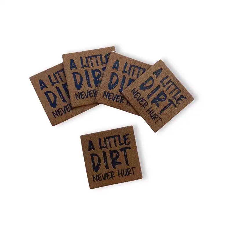 Lederlabel mit Aufdruck Alittle Dirt never hurt