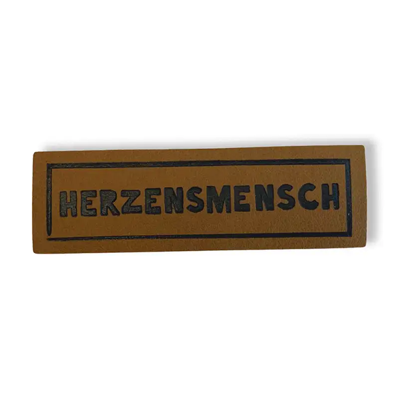 Lederlablel mit dem Aufdruck Herzensmensch