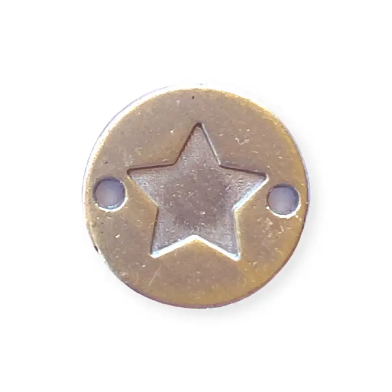 Metalllabel rund mit einem eingestanzten Stern. In der Farbe brushed green.