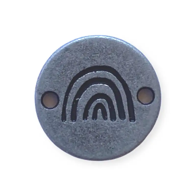 Metalllabel rund mit einem eingestanzten Regenbogen. In der Farbe grau-metallic.