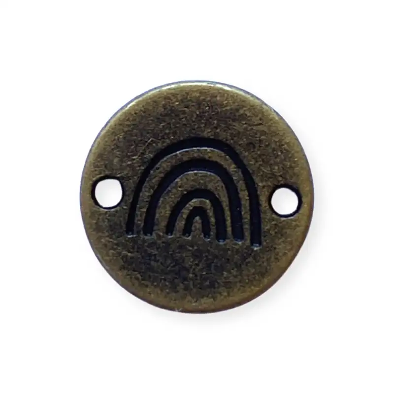 Metalllabel rund mit einem eingestanzten Regenbogen. In der Farbe antikgold.