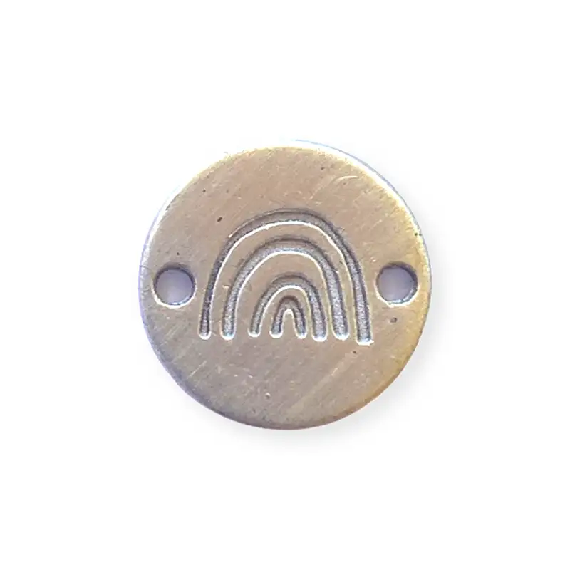 Metalllabel rund mit einem eingestanzten Regenbogen. In der Farbe brushed green.