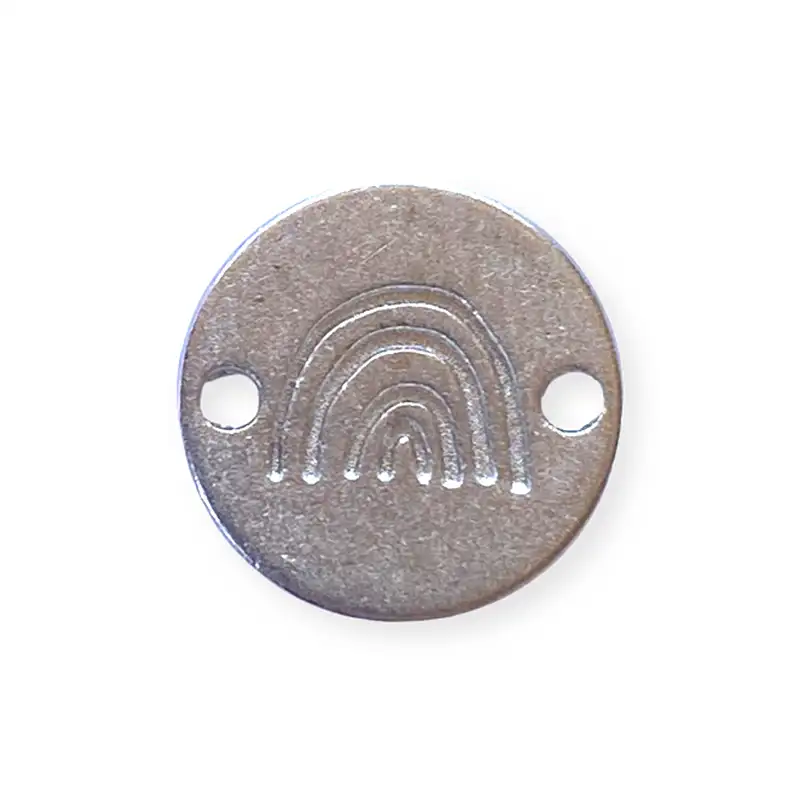 Metalllabel rund mit einem eingestanzten Regenbogen. In der Farbe silber.