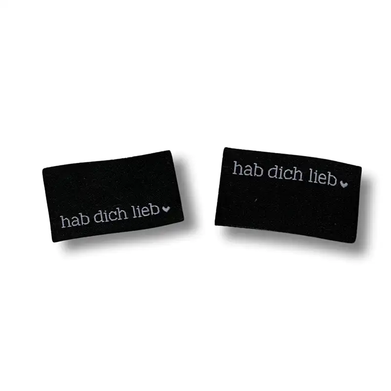 2 schwarze Weblabels mit dem Aufdruck "hab dich lieb"