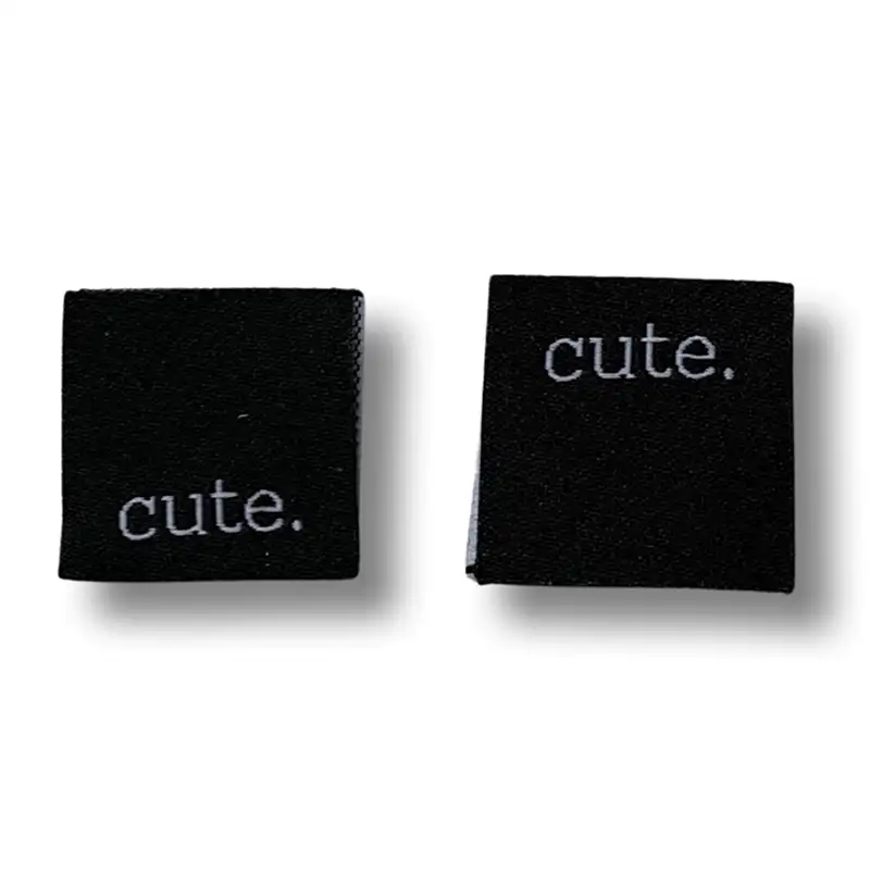 2 schwarze quadratische Weblabels mit der Aufschrift "cute."