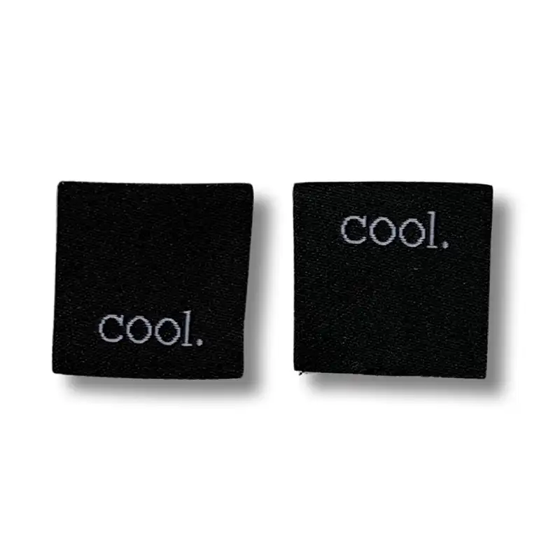 2 schwarze quadratische Weblabels mit der Aufschrift "cool."