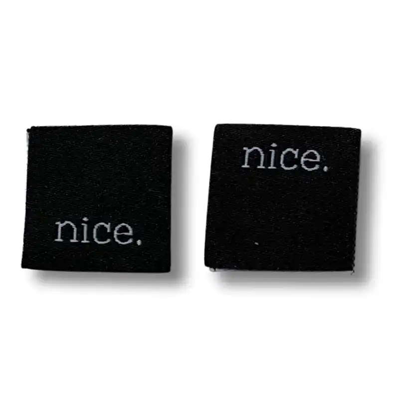 2 schwarze quadratische Weblabels mit der Aufschrift "nice."
