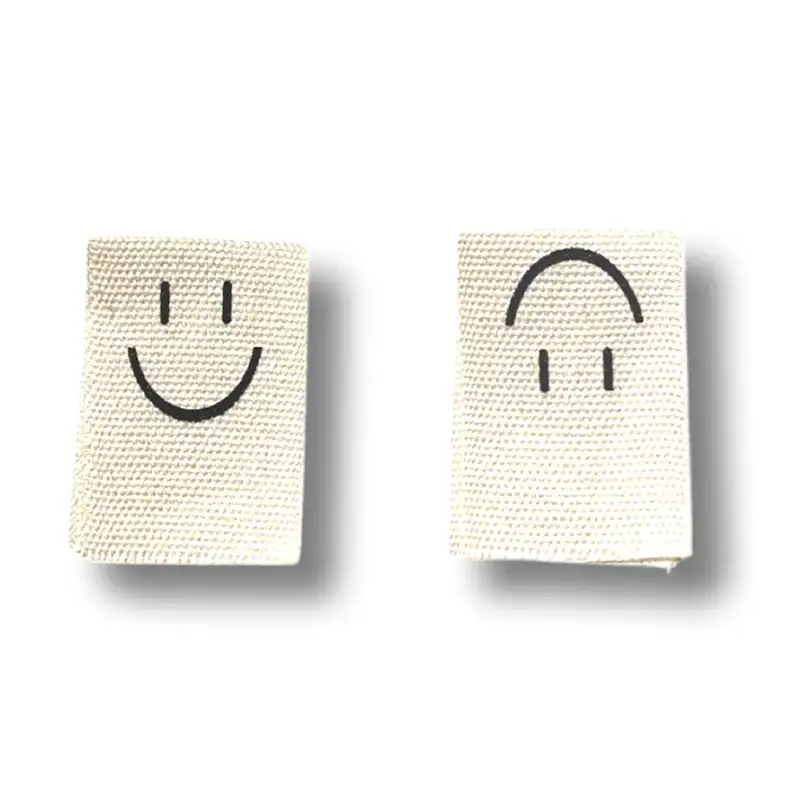 2 rechteckige Baumwoll-Labels mit Smiley Aufdruck