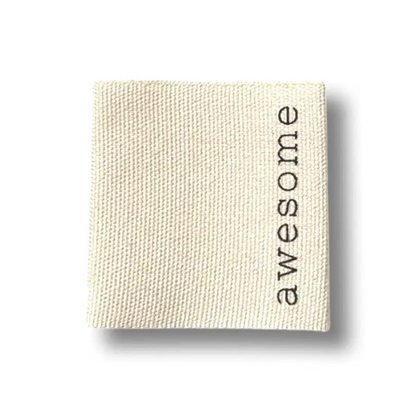 quadratisches Webetikett beige mit senkrechten Aufdruck "awesome" auf der rechten Seite