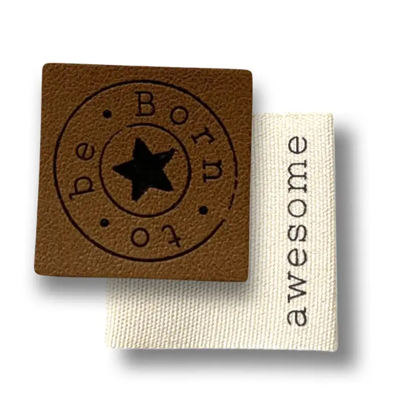 quadratisches Lederlabel mit einem schwarzen