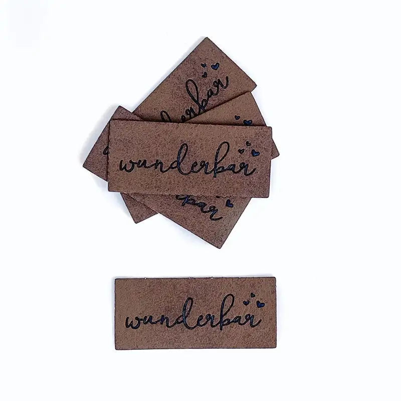 braune Lederlabels mit schwarzer Aufschrift "wunderbar"