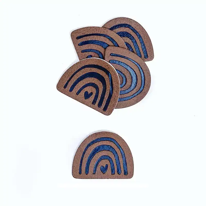 braune Lederlabels Regenbogen mit Herz