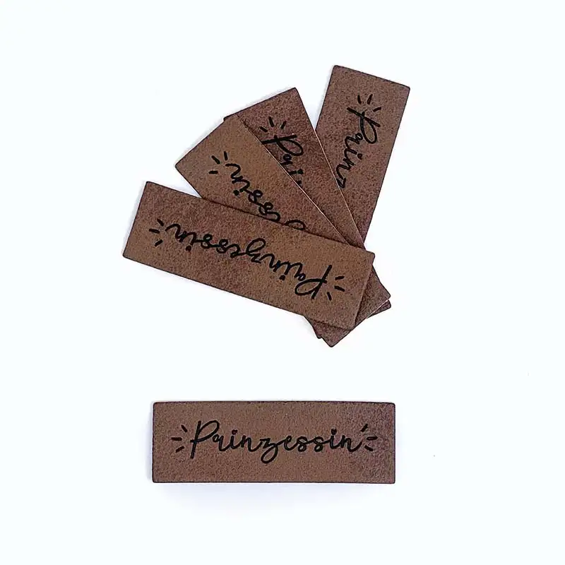 braune Lederlabels mit schwarzer Aufschrift "Prinzessin"