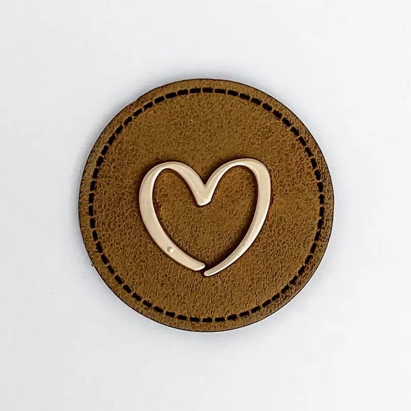 Kunstleder Patch mit Metallherz gold