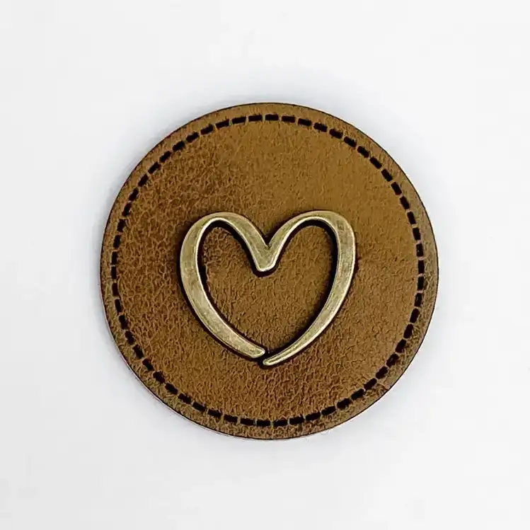 Kunstleder Patch mit Metallherz antikgold
