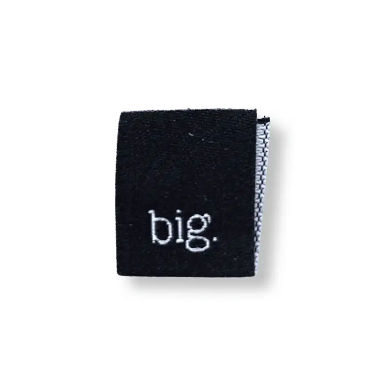 schwarzes Weblabel mit weißem Aufdruck Big