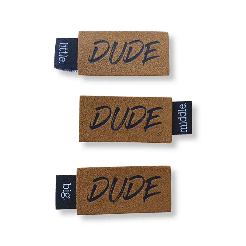 3 Lederlabels mit Aufschrift Dude seitlich ein Weblabel mit Aufschrift