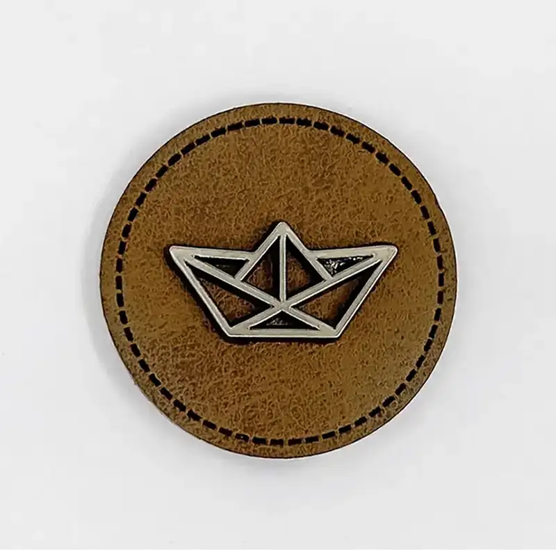 Kunstleder Patch mit Metallboot silber