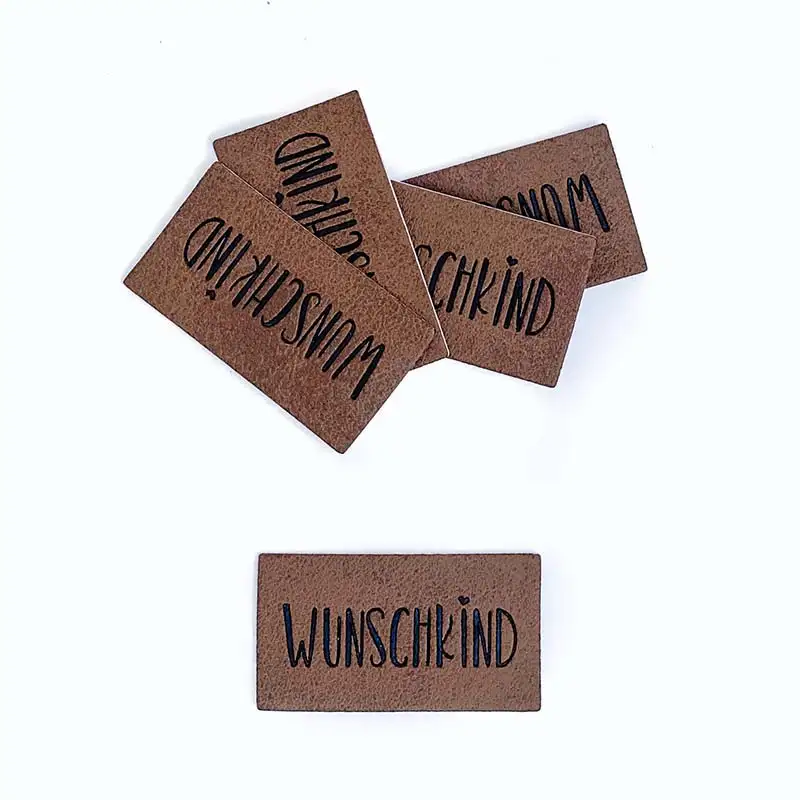 Lederlabel braun mit schwarzer Aufschrift "Wunschkind"