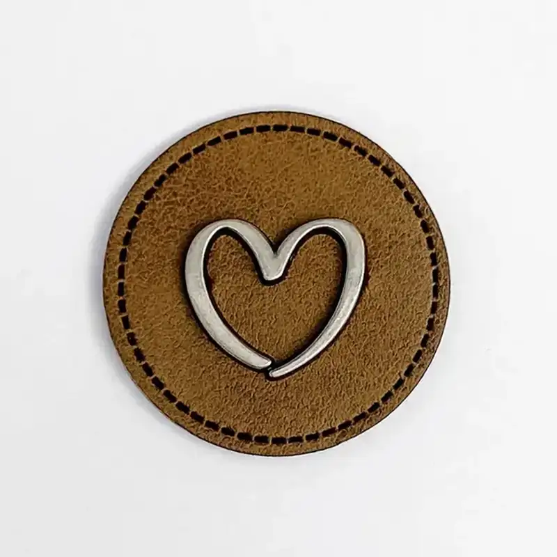 Kunstleder Patch mit Metallherz silber