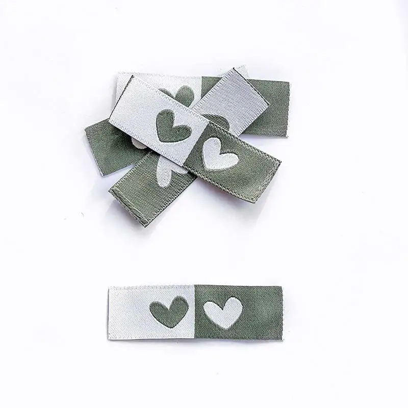 Weblabels sage und weiß mit Aufdruck Herz