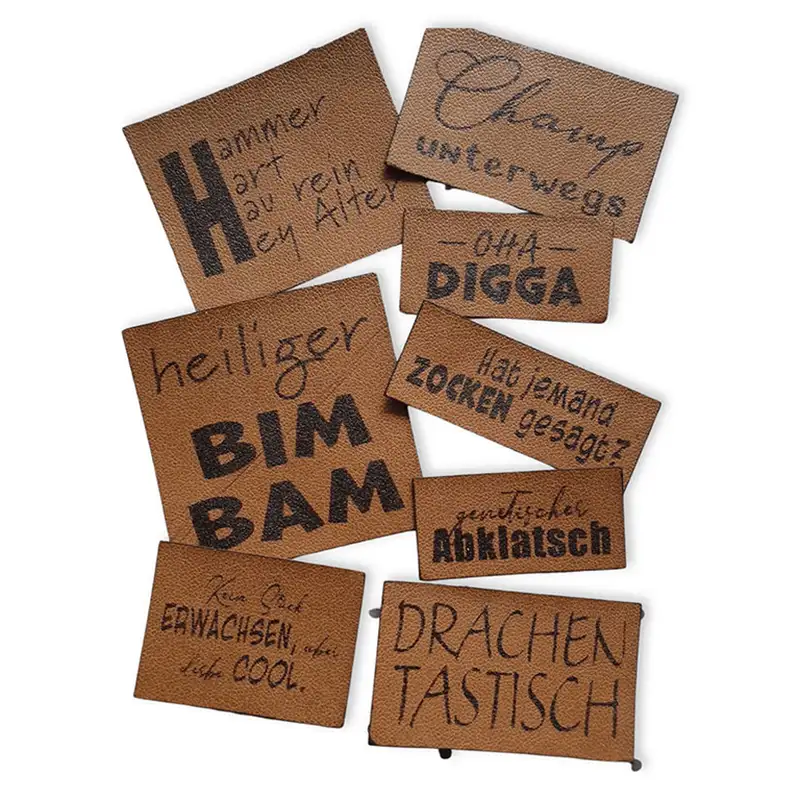 verschiedene Lederlabels eckig mit div. Sprüchen: "Hammer hart hau rein hey Alter"