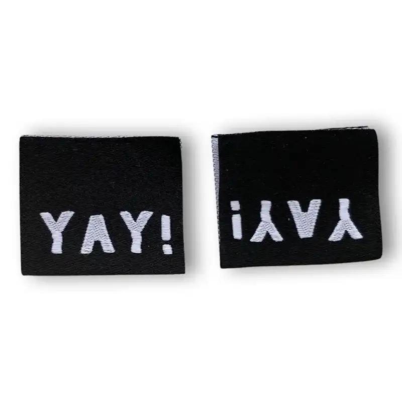 Weblabels in schwarz mit weißer Aufschrift "YAY